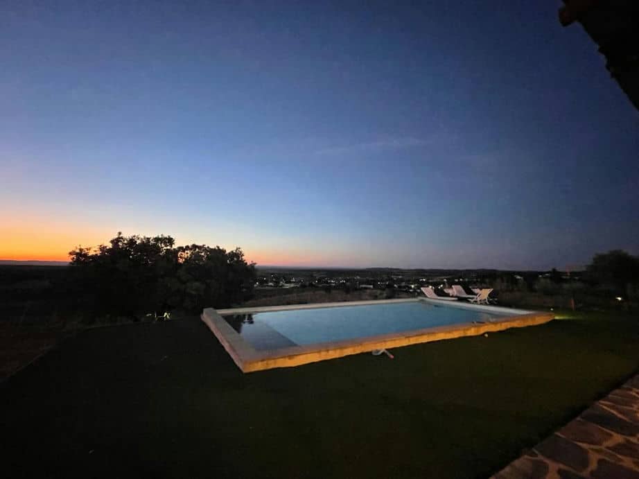 Monte das 7 Oliveiras Monte tipicamente Alentejano, com Piscina de vista infinita e lareira. Na região do Alto Alentejo (Evora)