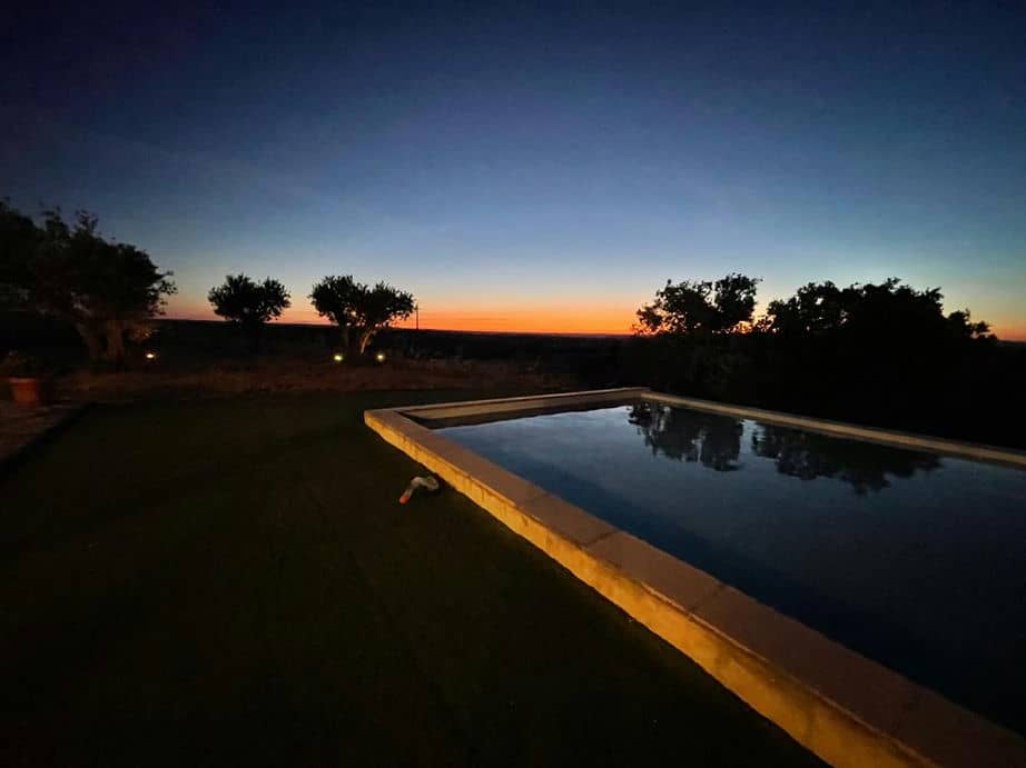Monte das 7 Oliveiras Monte tipicamente Alentejano, com Piscina de vista infinita e lareira. Na região do Alto Alentejo (Evora)