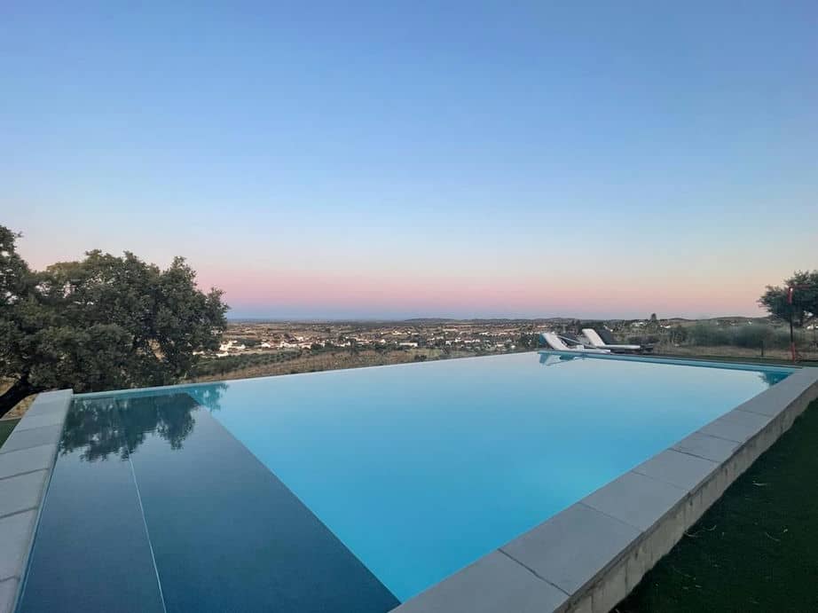Monte das 7 Oliveiras Monte tipicamente Alentejano, com Piscina de vista infinita e lareira. Na região do Alto Alentejo (Evora)