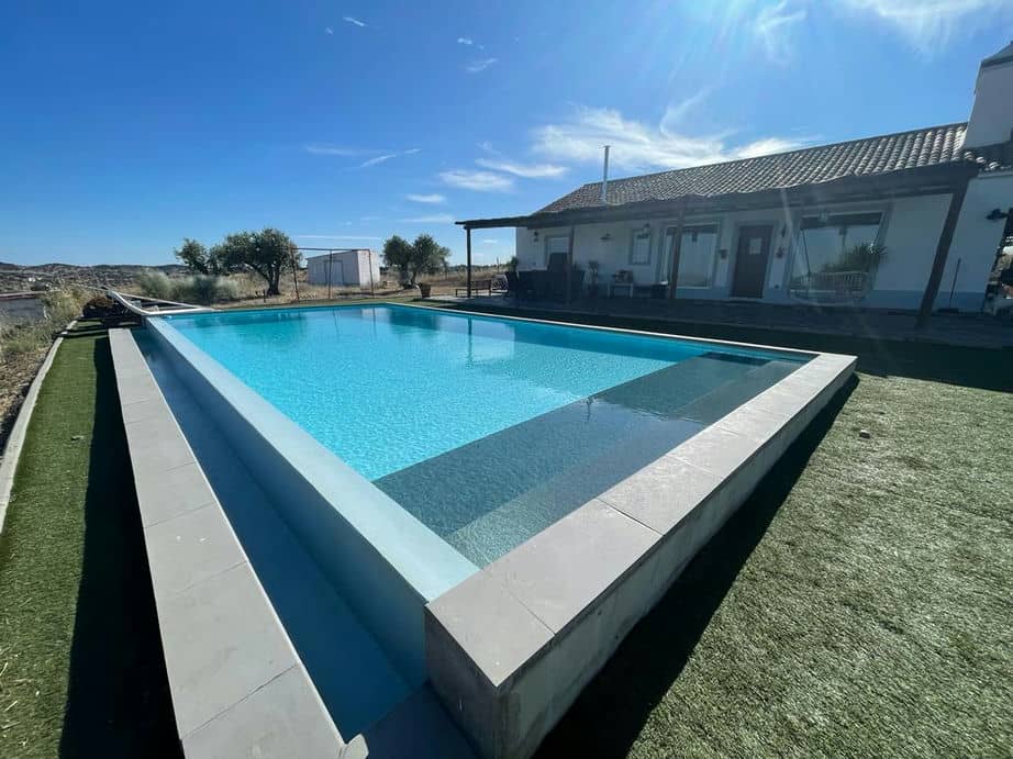 Monte das 7 Oliveiras Monte tipicamente Alentejano, com Piscina de vista infinita e lareira. Na região do Alto Alentejo (Evora)