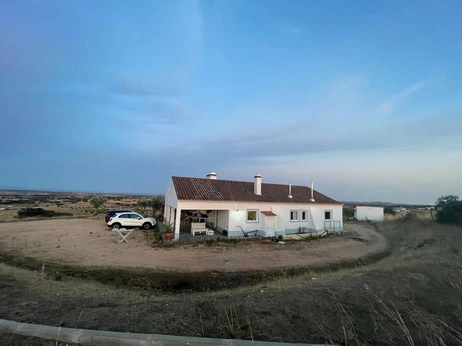 Monte das 7 Oliveiras Monte tipicamente Alentejano, com Piscina de vista infinita e lareira. Na região do Alto Alentejo (Evora)
