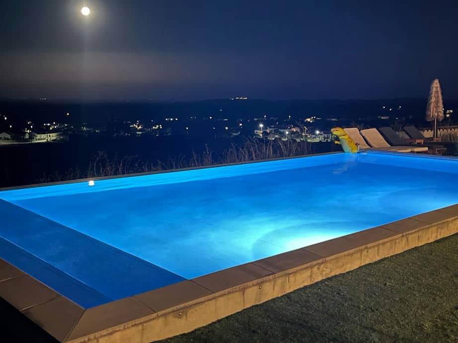Monte das 7 Oliveiras Monte tipicamente Alentejano, com Piscina de vista infinita e lareira. Na região do Alto Alentejo (Evora)