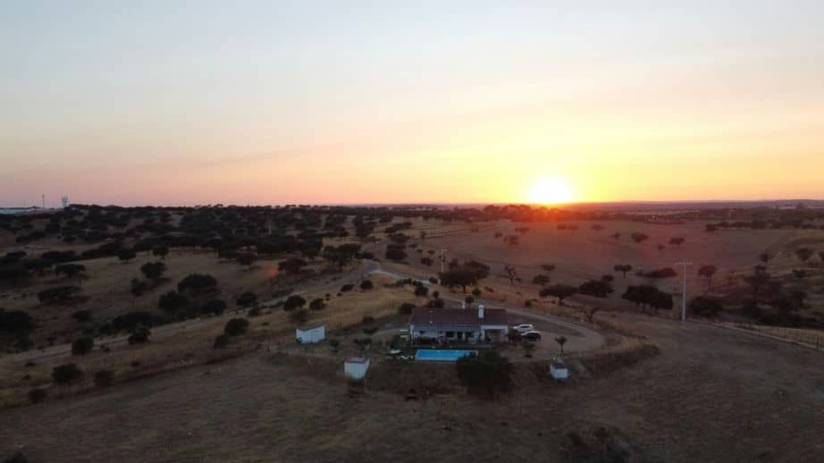 Monte das 7 Oliveiras Monte tipicamente Alentejano, com Piscina de vista infinita e lareira. Na região do Alto Alentejo (Evora)
