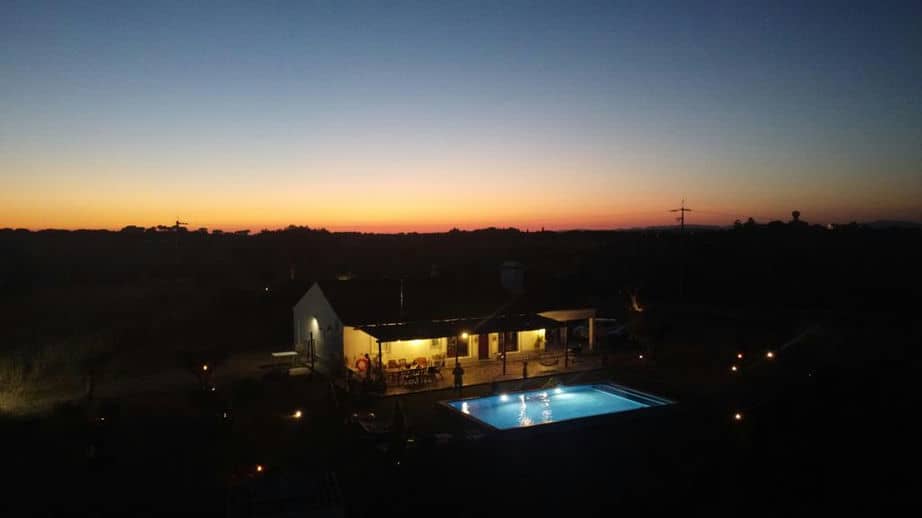 Monte das 7 Oliveiras Monte tipicamente Alentejano, com Piscina de vista infinita e lareira. Na região do Alto Alentejo (Evora)