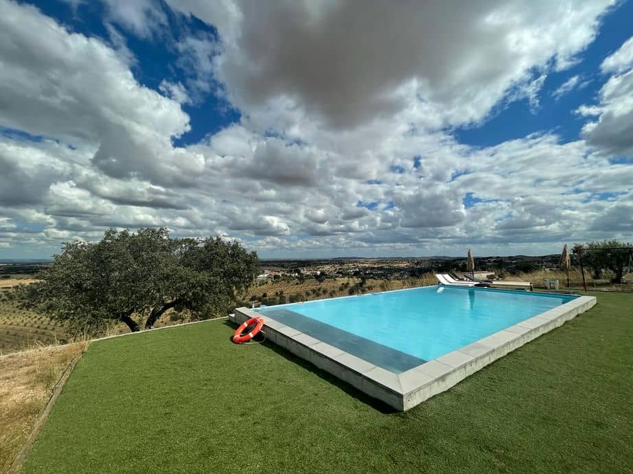 Monte das 7 Oliveiras Monte tipicamente Alentejano, com Piscina de vista infinita e lareira. Na região do Alto Alentejo (Evora)
