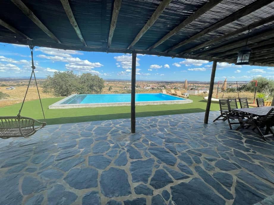 Monte das 7 Oliveiras Monte tipicamente Alentejano, com Piscina de vista infinita e lareira. Na região do Alto Alentejo (Evora)
