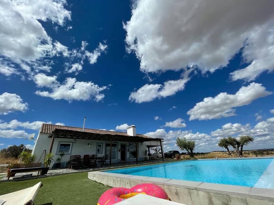 Monte das 7 Oliveiras Monte tipicamente Alentejano, com Piscina de vista infinita e lareira. Na região do Alto Alentejo (Evora)