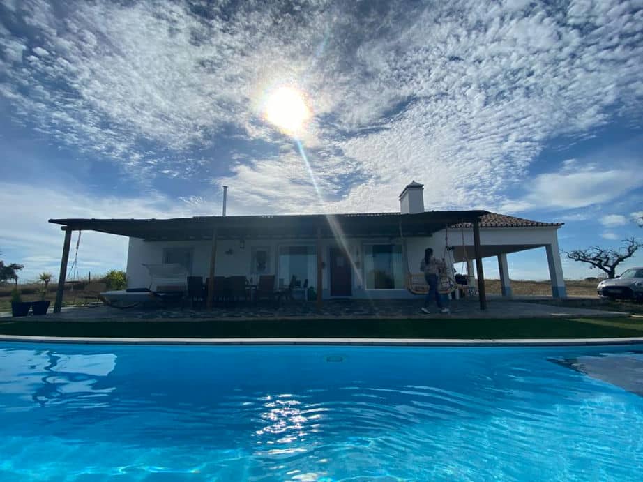 Monte das 7 Oliveiras Monte tipicamente Alentejano, com Piscina de vista infinita e lareira. Na região do Alto Alentejo (Evora)