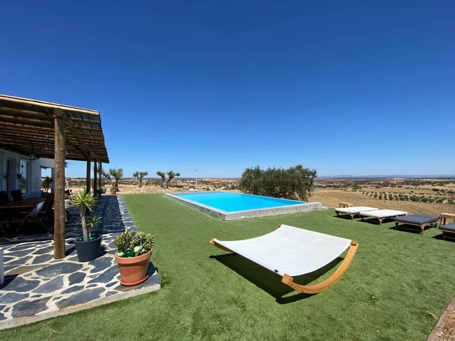 Monte das 7 Oliveiras Monte tipicamente Alentejano, com Piscina de vista infinita e lareira. Na região do Alto Alentejo (Evora)