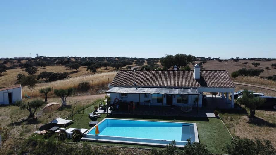 Monte das 7 Oliveiras Monte tipicamente Alentejano, com Piscina de vista infinita e lareira. Na região do Alto Alentejo (Evora)