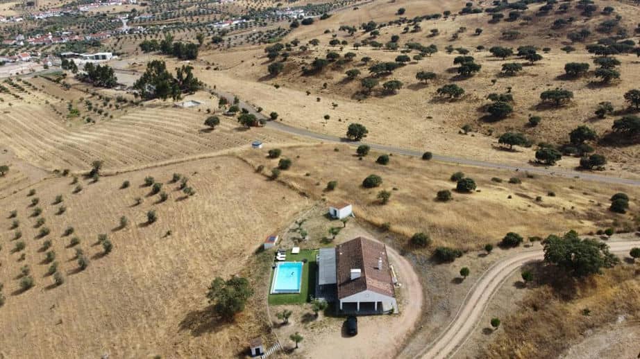 Monte das 7 Oliveiras Monte tipicamente Alentejano, com Piscina de vista infinita e lareira. Na região do Alto Alentejo (Evora)