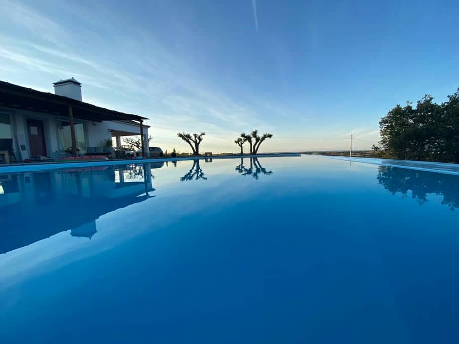 Monte das 7 Oliveiras Monte tipicamente Alentejano, com Piscina de vista infinita e lareira. Na região do Alto Alentejo (Evora)