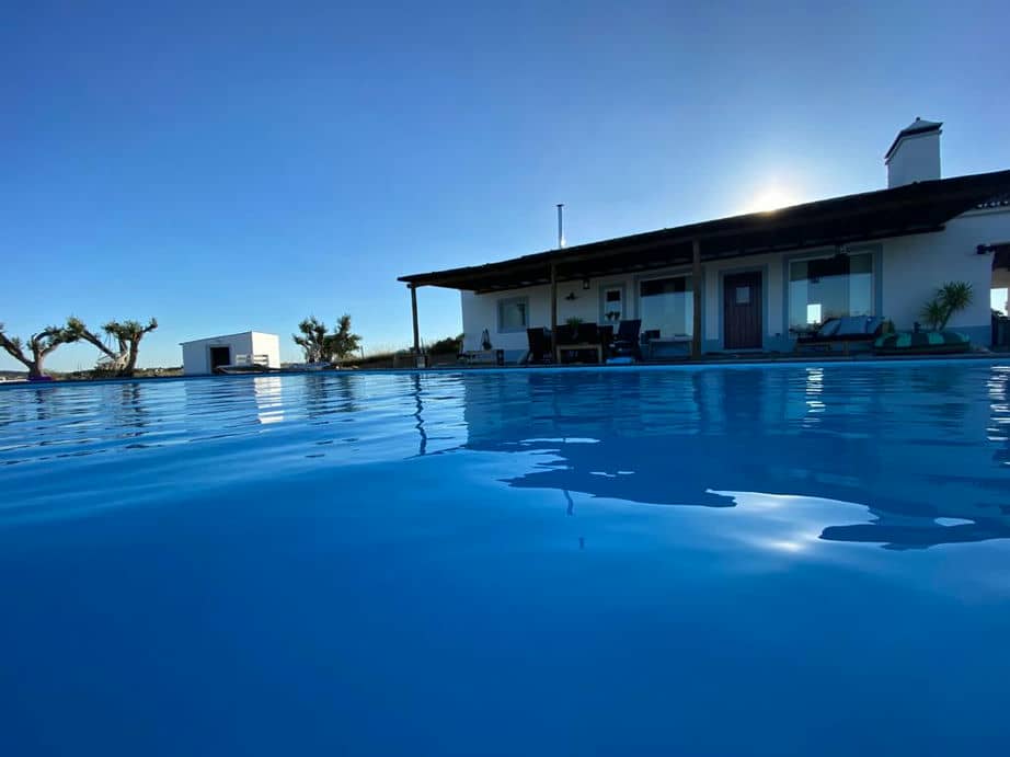 Monte das 7 Oliveiras Monte tipicamente Alentejano, com Piscina de vista infinita e lareira. Na região do Alto Alentejo (Evora)